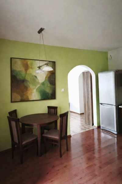 Essbereich in einem Einfamilienhaus mit Holzboden und einem bunten Bild.