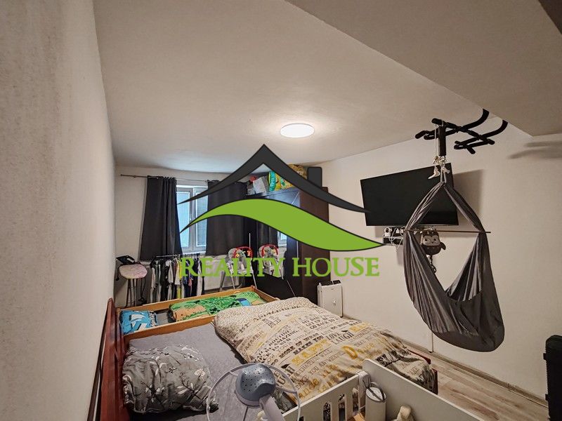 Ein Kinderzimmer in einer 3-Zimmer-Wohnung mit einem Bett und einem Fernseher an der Wand.