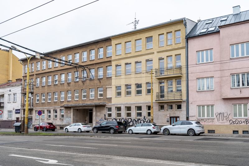 Ein Gebäude mit vier Stockwerken und Graffiti im Erdgeschoss in Košice - Staré Mesto.