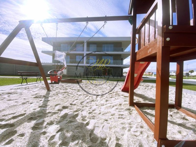 Spielplatz mit Sand bei einer 2-Zimmer-Wohnung in Galanta, mit Rutsche und Schaukel.