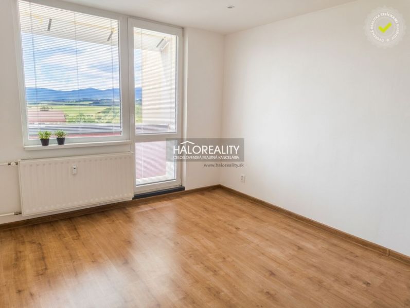 Ein Studio-Apartment mit Holzboden und einem großen Fenster mit Blick auf die Landschaft.