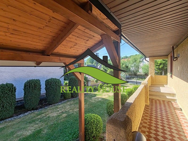 Einfamilienhaus in der Hauptstraße im Ort Banské, überdachte Terrasse mit Blick auf den Garten.