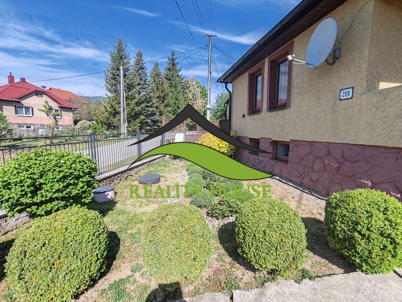 Einfamilienhaus in der Hauptstraße in Banské mit gepflegtem Garten.