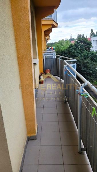 Ein Balkon in einer 3-Zimmer-Wohnung mit Blick ins Grüne in Bratislava, Nové Mesto, auf der Teplická.