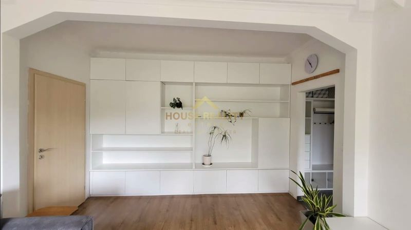 Weißer Einbauschrank mit Pflanzen und Holzboden in einer 3-Zimmer-Wohnung.