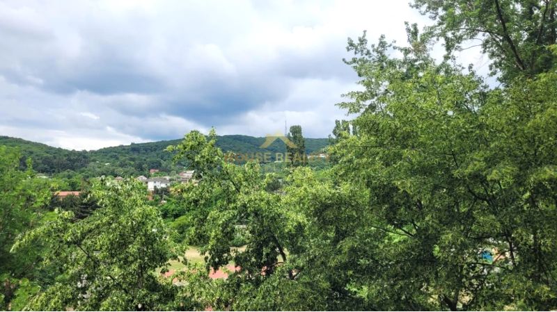 Blick auf das Grün in Bratislava - Nové Mesto von Teplická, umgeben von Hügeln.