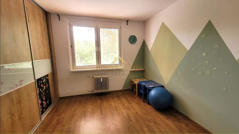 Kinderzimmer in einer 3-Zimmer-Wohnung mit Holzboden und kreativer Wand.