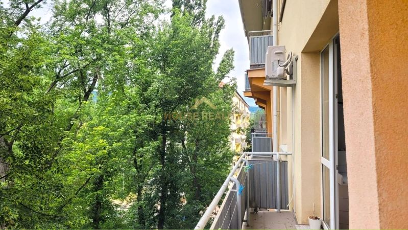 Der Balkon einer 3-Zimmer-Wohnung in der Teplická Straße in Bratislava - Nové Mesto mit Grünflächen.