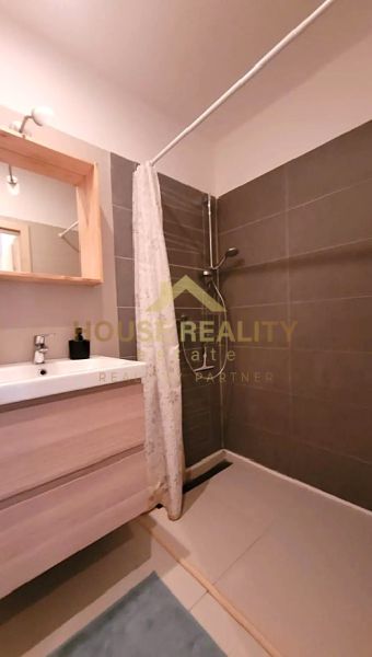Badezimmer mit Dusche und Waschbecken in einer 3-Zimmer-Wohnung.