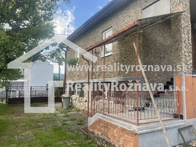 Einfamilienhaus in Rudná mit Außenterrasse und Garten.