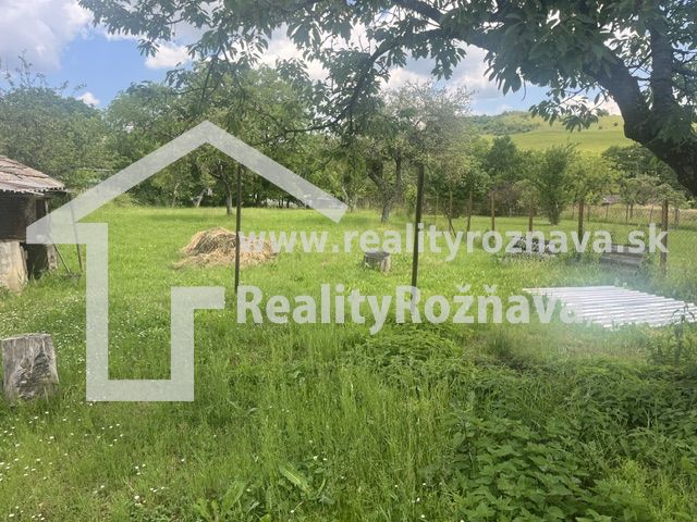 Ein Garten mit Gras und Bäumen bei einem Einfamilienhaus in Rudná.