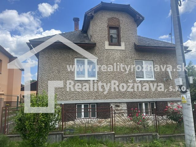 Ein Einfamilienhaus in Rudná mit Garten und Ziegeldach.