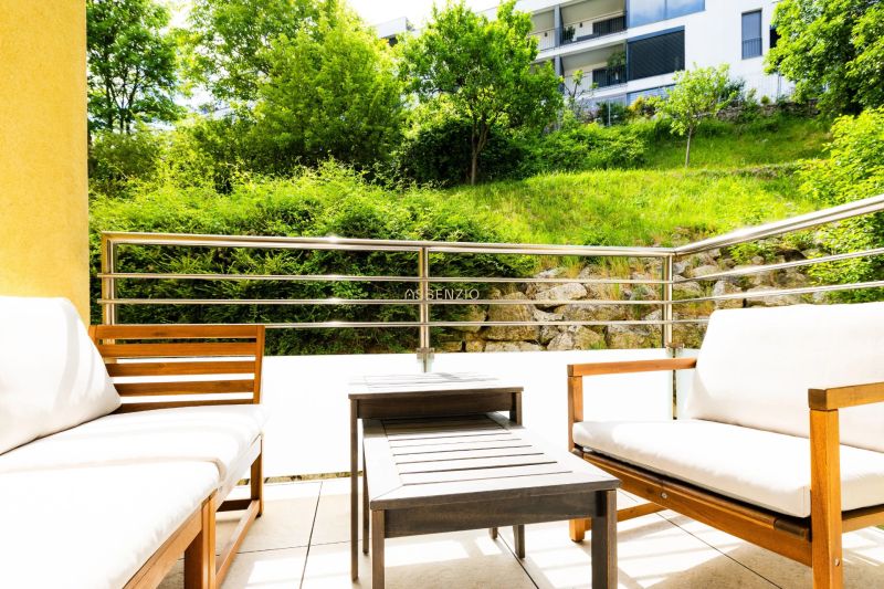Außenbereich auf der Terrasse einer 2-Zimmer-Wohnung mit Blick auf das Grün in Bratislava.