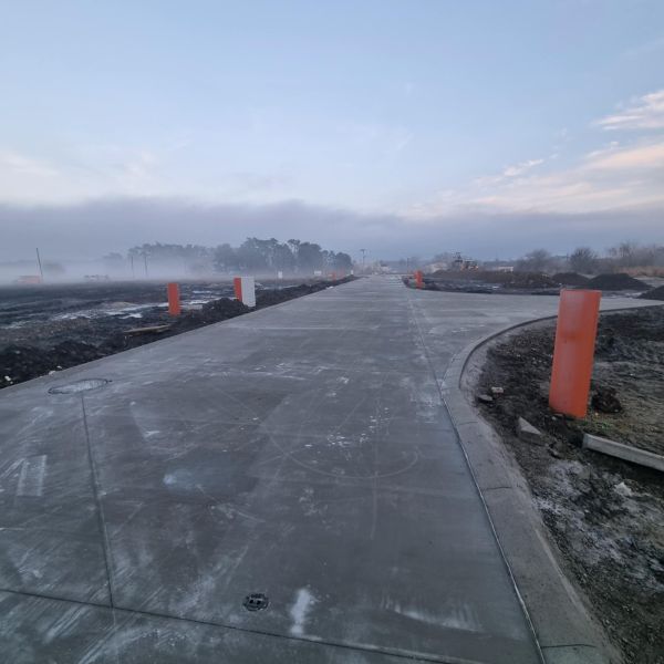 Betonstraße in nebliger Umgebung in der Straße Pod Borovicou in Studienka, Grundstücke - Wohnen.