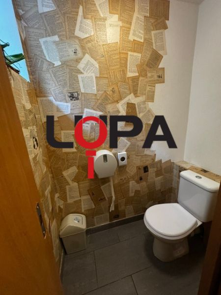 Innenraum einer Toilette mit kreativer Papierwanddekoration in Geschäftsräumen.