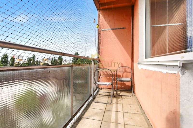 Balkon in einer 2-Zimmer-Wohnung in der Rovníková-Straße in Bratislava - Ružinov mit einfacher Möblierung.