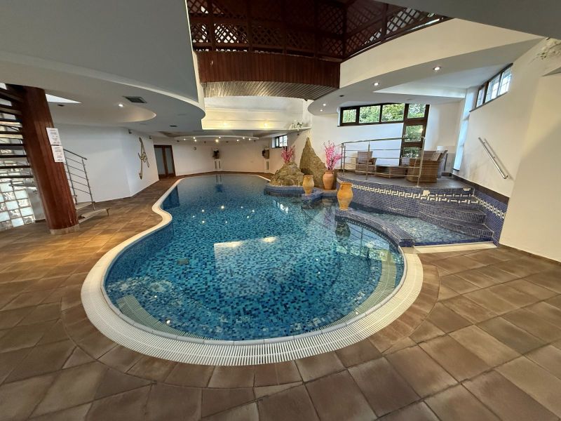 In Hotels und Pensionen gibt es ein Hallenbad mit Mosaikfliesen und Sitzgelegenheiten.
