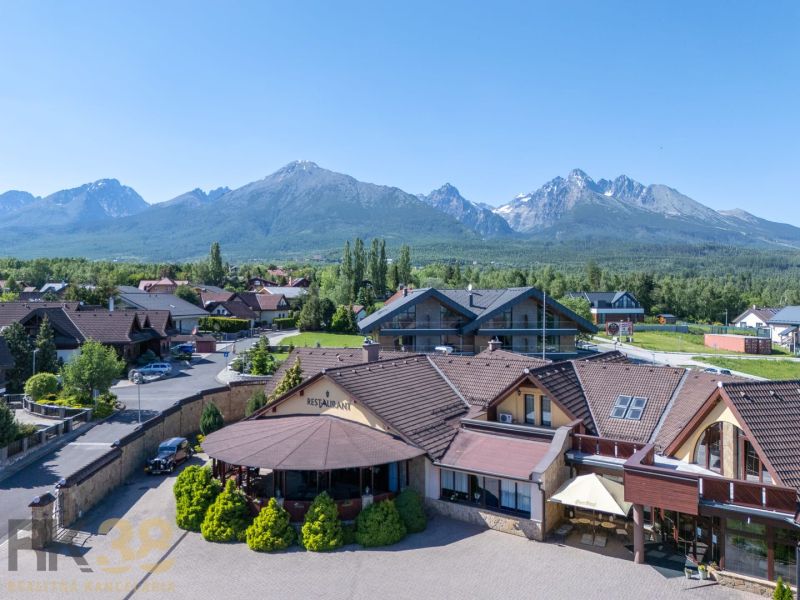 Hotels und Pensionen in Nová Lesná mit Blick auf die Hohe Tatra.
