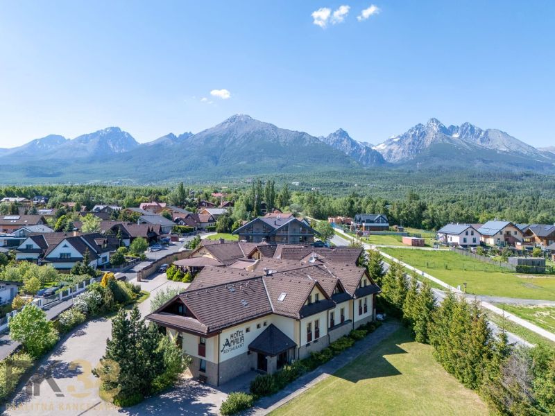 Ein Blick auf Hotels und Pensionen in Nová Lesná mit Panorama der Tatra.
