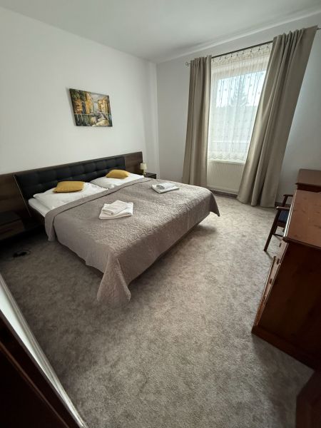 Helles Zimmer in Hotels und Pensionen mit Doppelbett, Vorhängen und Kunst an der Wand.