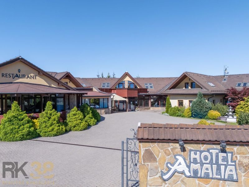 Außenansicht von Hotels und Pensionen in Nová Lesná mit Blick auf das Restaurant und die Umgebung.