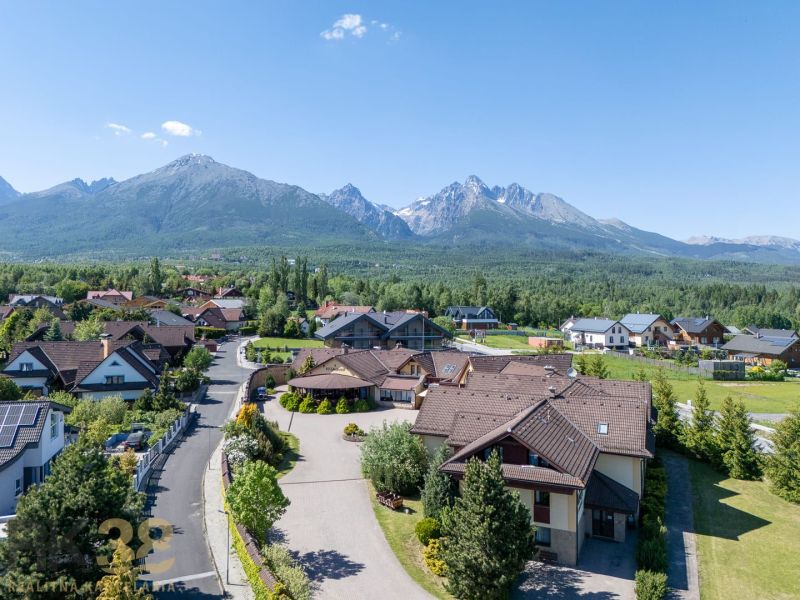 Malerische Aussicht auf die Berglandschaft und Hotels und Pensionen in Nová Lesná.