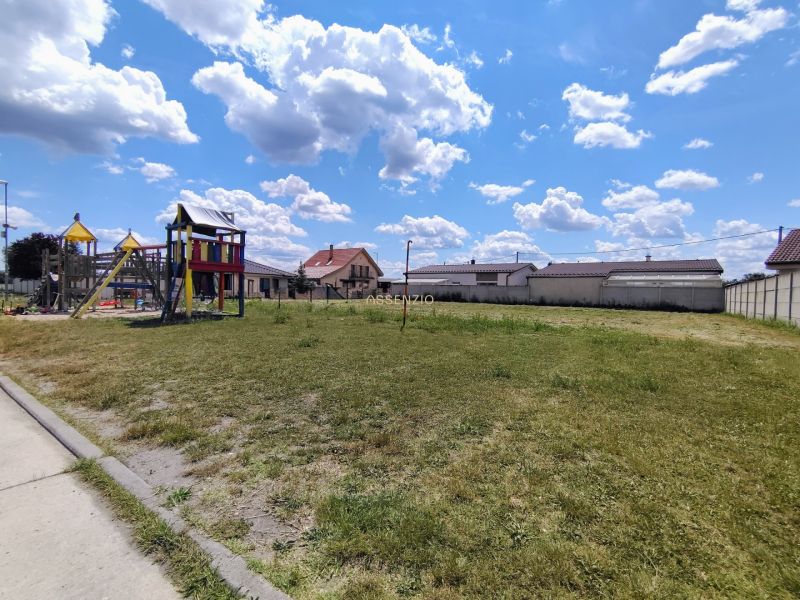 Spielplatz auf einem Wohnbaugrundstück in Kostolište in der Straße Za bytovkou.