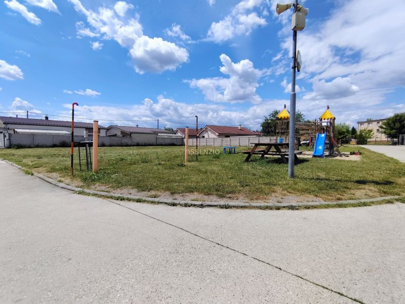 Spielplatz mit Klettergerüsten und Rutsche in Kostolište in der Straße Za bytovkou, Grundstücke - Wohnen.