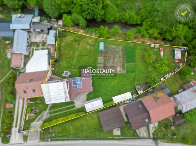 Luftaufnahme eines Einfamilienhauses in Dolná Mariková mit Garten und Solarpanelen.