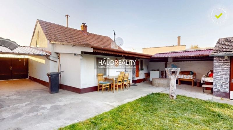 Garten bei einem Einfamilienhaus in Senica mit Terrasse und Außensitzbereich.