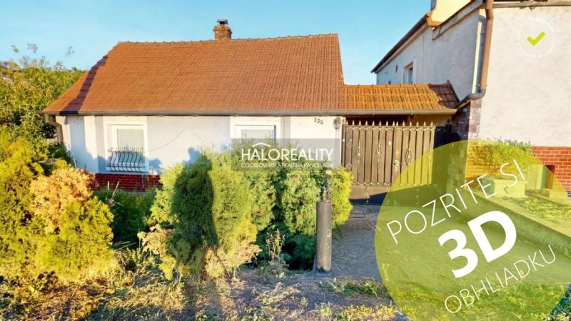 Einfamilienhaus in Senica mit Vorgarten und braunem Dach, bietet eine 3D-Besichtigung an.