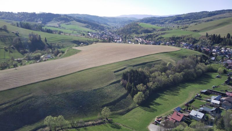 Landschaft in Čierny Balog mit landwirtschaftlichen und forstwirtschaftlichen Flächen an den Hängen der Hügel.