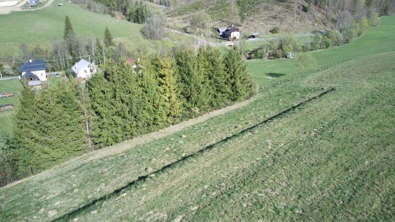 Landwirtschaftliche und forstwirtschaftliche Grundstücke in Čierny Balog mit Wäldern und ländlichen Häusern.