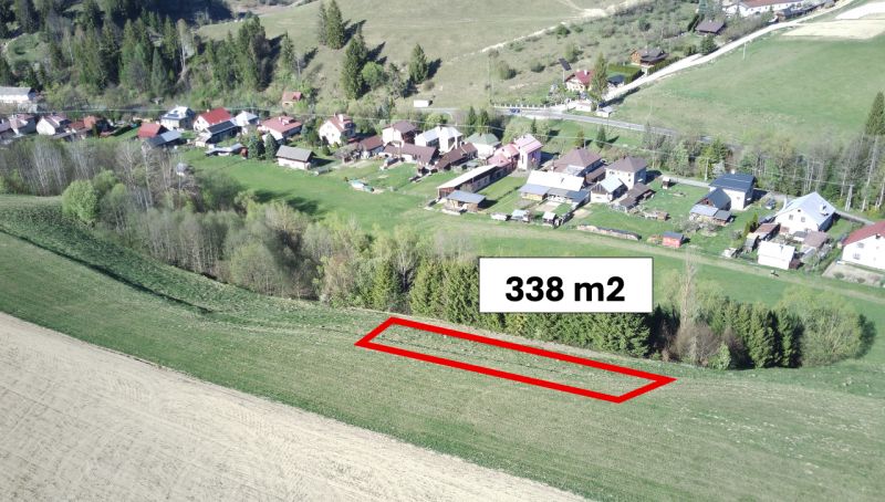 Luftaufnahme von landwirtschaftlichen und forstwirtschaftlichen Flächen in Čierny Balog mit markiertem Grundstück.