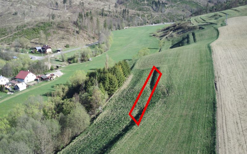 Wiesen und Wälder auf landwirtschaftlichen und forstwirtschaftlichen Flächen in Čierny Balog, umgeben von der Landschaft.