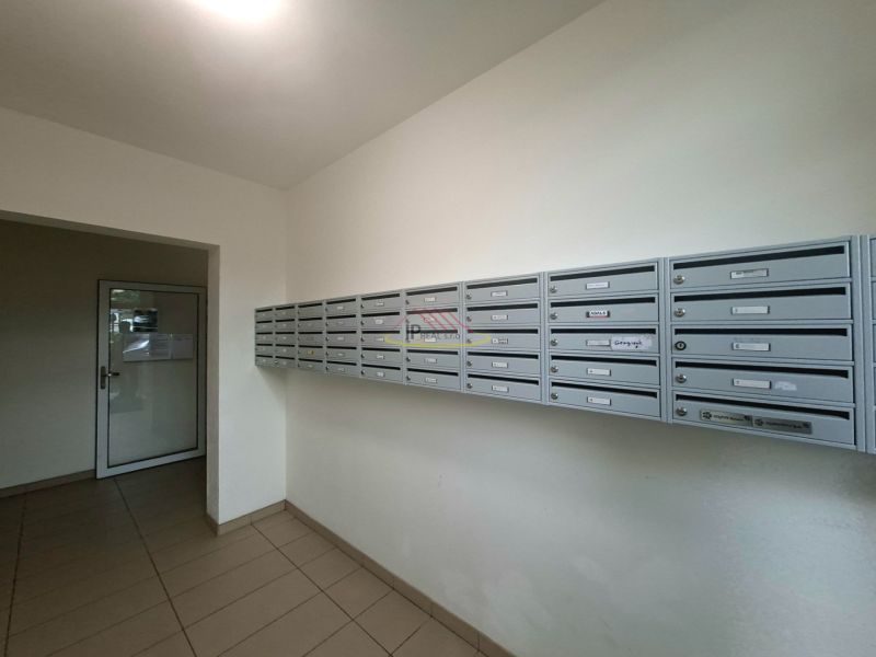 Briefkästen in der Eingangshalle des Einzimmerapartments, Boden mit Fliesen, schlichtes Design.
