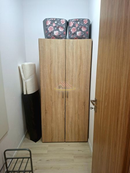 Ein Aufbewahrungsschrank mit Holzdekor und Blumen auf den Boxen in einem Studio.