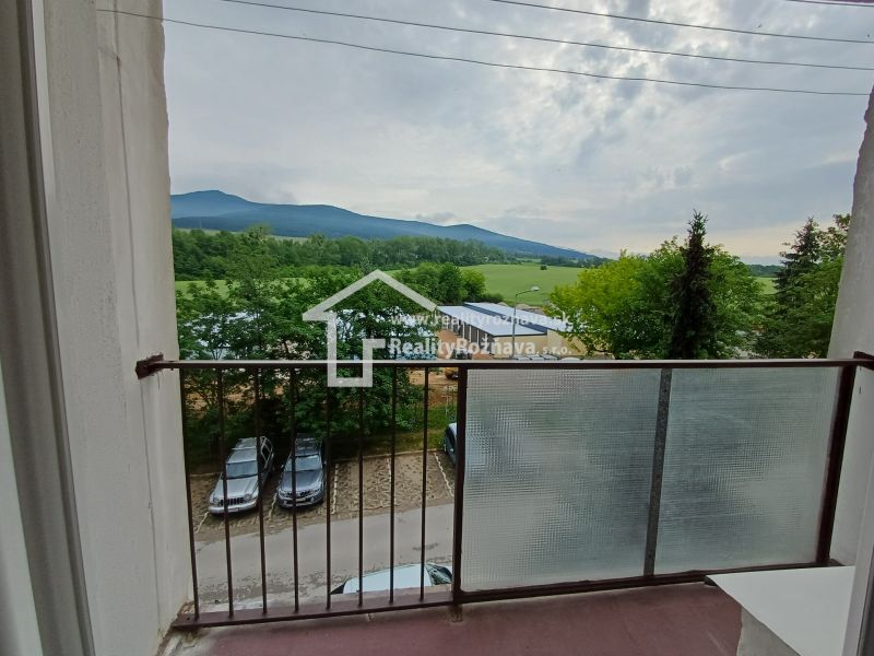 Der Ausblick aus der 3-Zimmer-Wohnung in der Edelényske-Straße in Rožňava bietet ein Panorama von Bergen und Grünflächen.