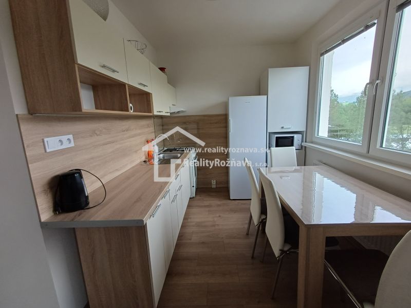 Küche in einer 3-Zimmer-Wohnung mit Holzboden und moderner Ausstattung.