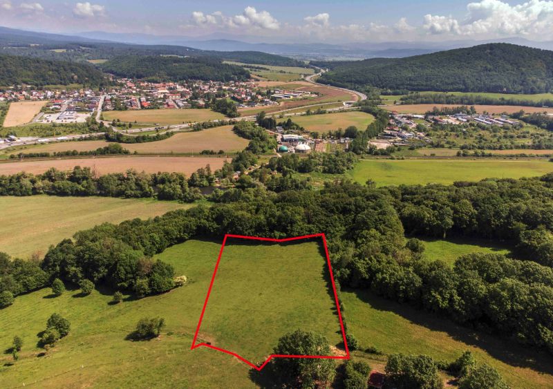 Freizeitgrundstücke in Ostrova Lúka, umgeben von Grün und dörflicher Umgebung.
