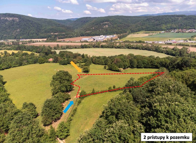 Freizeitgrundstücke in Ostrá Lúka mit Zufahrtsstraßen, umgeben von Natur und Hügeln.