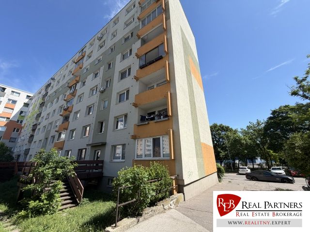 Wohnblock in der Dudvážska-Straße in Bratislava - Podunajské Biskupice mit Balkonen und Grünflächen.