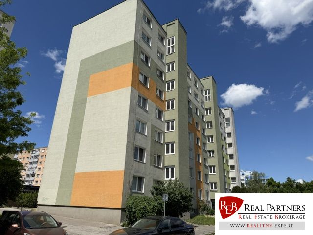 Panelwohnhaus in der Dudvážska-Straße in Bratislava - Podunajské Biskupice.