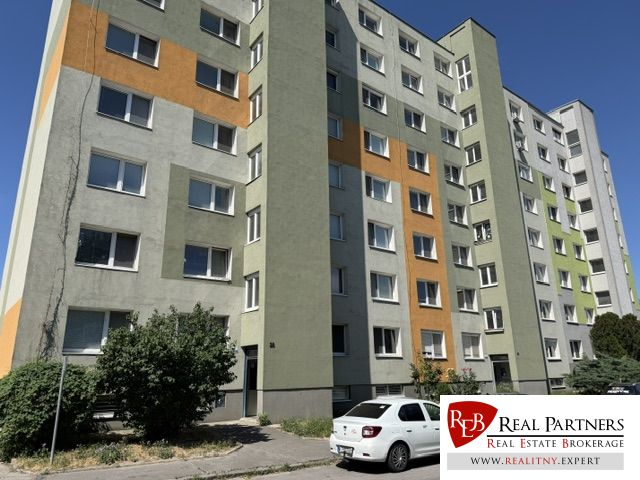 Wohnblock in der Dudvážska-Straße, Bratislava - Podunajské Biskupice, bietet eine 1-Zimmer-Wohnung an.
