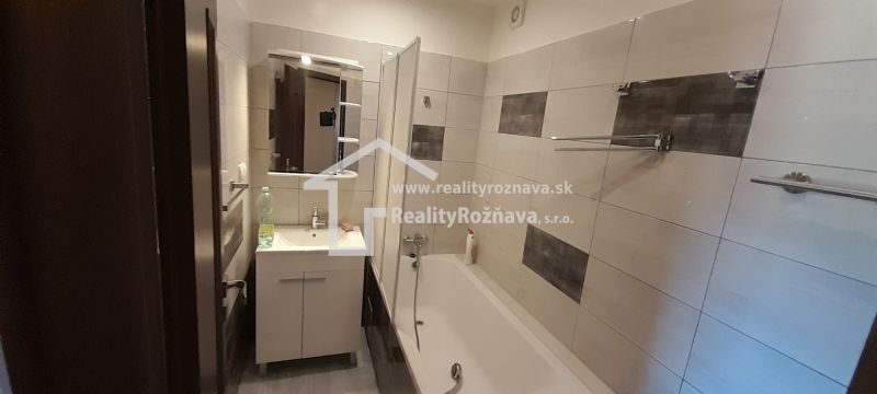 Badezimmer in einer 2-Zimmer-Wohnung mit Badewanne und Waschtischunterschrank.