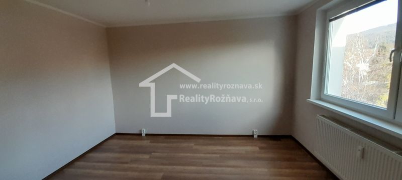 Ein Zimmer in einer 2-Zimmer-Wohnung mit einem Holzboden und einem großen Fenster.