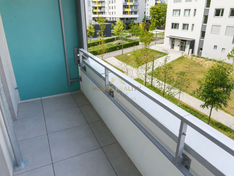Balkon einer 1-Zimmer-Wohnung mit Blick ins Grüne in der Hraničná-Straße, Bratislava - Ružinov.