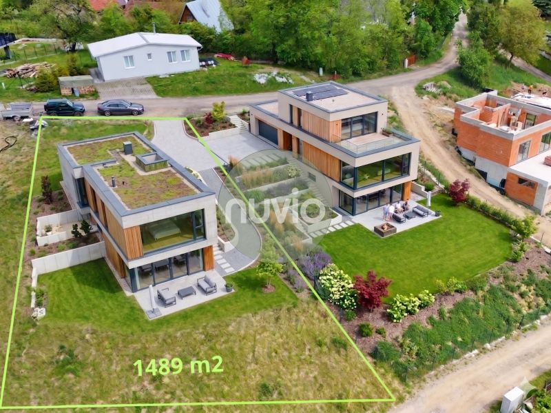 Grundstücke - Wohnen in Turčianske Jasen mit modernen Häusern und gepflegten Gärten.