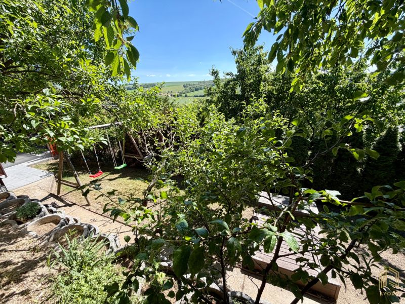 Der Garten bei der Hütte in Kunov, Senica, mit Schaukeln und Blick auf die Hügel.