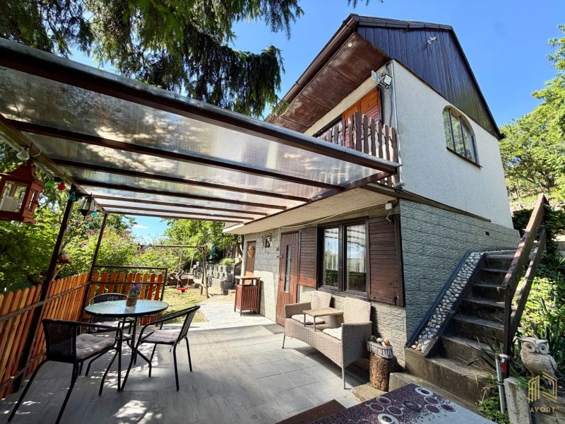 Ein Ferienhaus in der Kunov-Straße in Senica mit einer Außensitzgelegenheit und Gartenmöbeln.